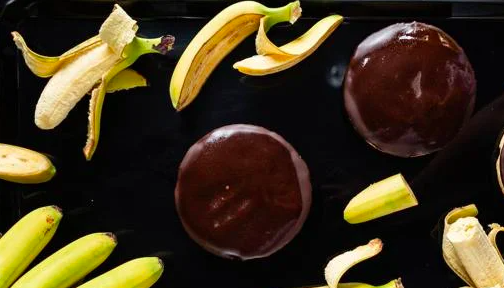 BOMBÓN PLÁTANO CON CHOCOLATE NEGRO - Imagen 2